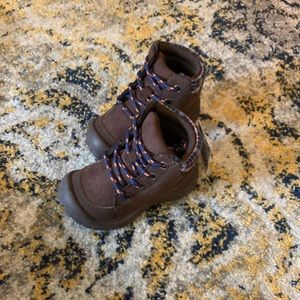 Toddler boys Oshkosh shoes new size 5